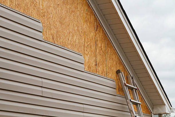Professional Siding technician working in Avon Lake, OH